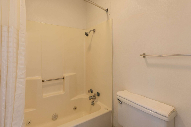 Bathroom 5, Super 8 by Wyndham Eastland, Eastland