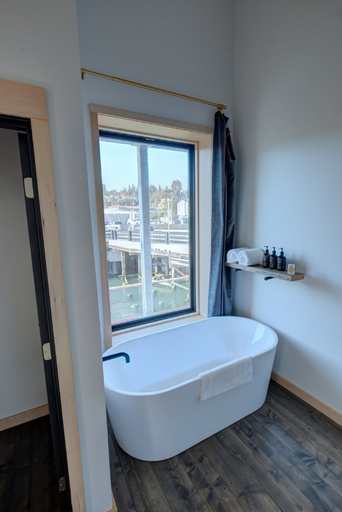 Bathroom 4, Bowline Hotel, Clatsop