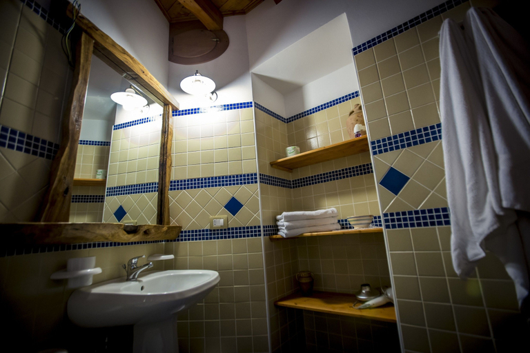 Bathroom 4, Al Belvedere Salina, Messina