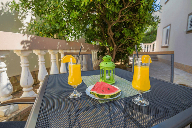 Food & Drinks 5, Apartments Bobeta, Vir