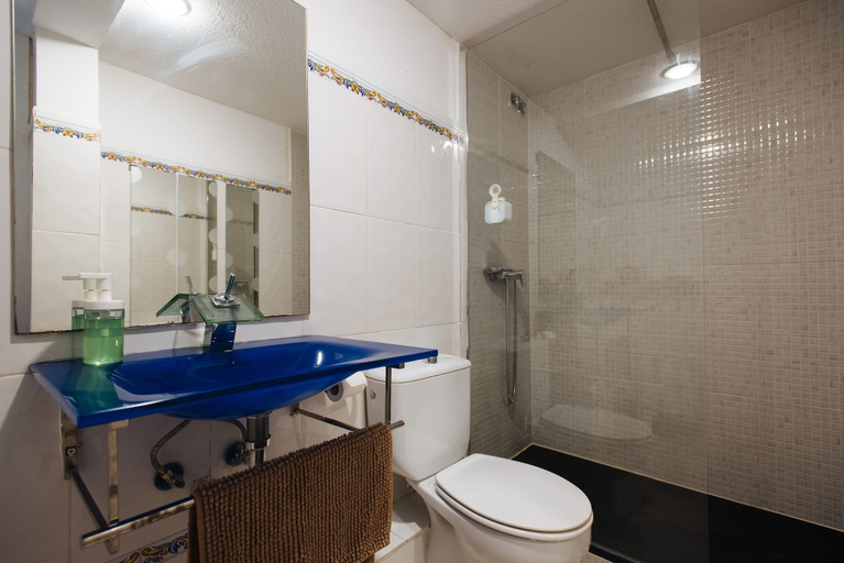 Bathroom 4, HN Las Brisas, Sevilla