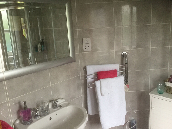 Bathroom 3, Five Oaks Bed & Breakfast, Derry and Strabane