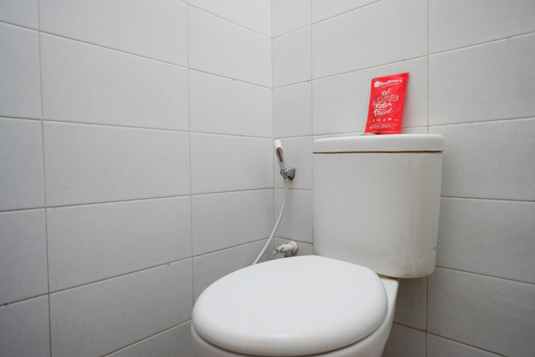 Bathroom 5, RedDoorz @ Prawirotaman, Yogyakarta