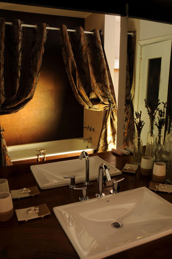 Bathroom, Los Juncos Patagonian Lake House, Bariloche