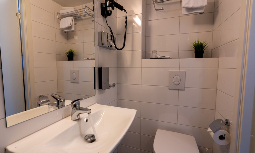 Bathroom 4, Thon Hotel Måløy, Vågsøy