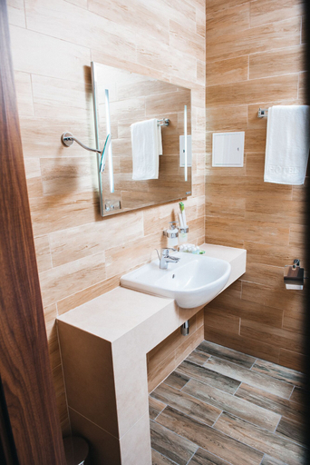 Bathroom 5, Green Park Hotel Airport Minsk, Smalyavichy
