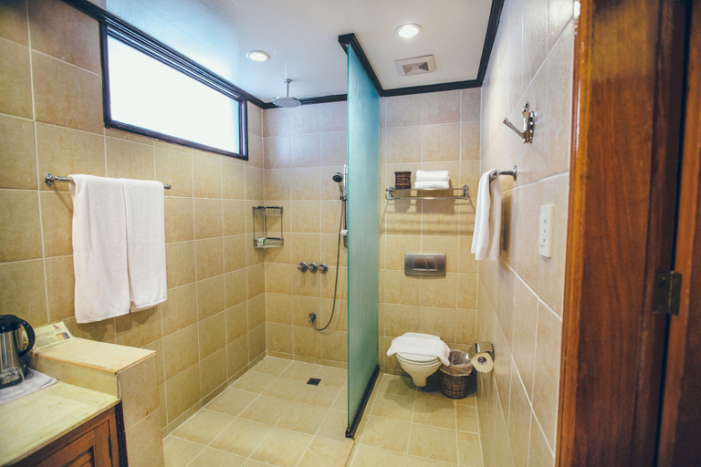 Bathroom 5, Fridays Boracay Resort, Malay
