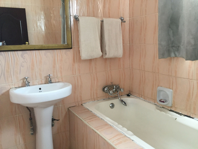Bathroom 4, Roysam Lodge, Livingstone