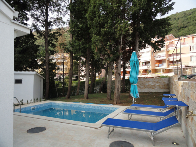 Sport & Beauty 4, Petrovac Holiday House with pool