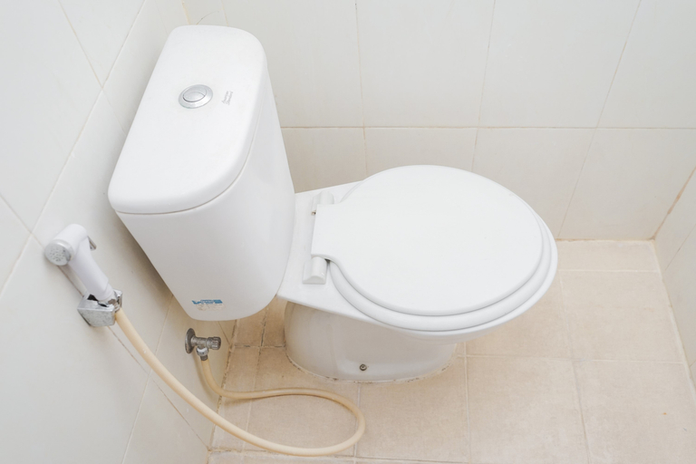 Bathroom 5, Facile Studio at Green Lake View Ciputat Apartment By Travelio, South Tangerang