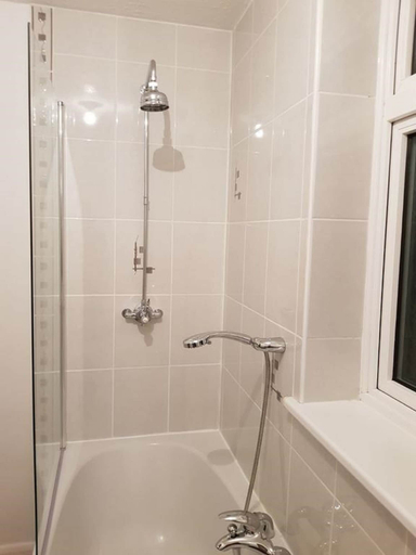 Bathroom, Bamburgh Drive Holiday Home, Bedfordshire