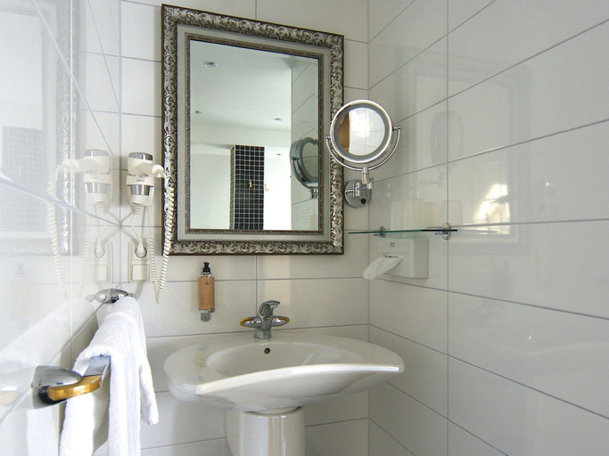 Bathroom 5, Kurparkhotel Warnemuende, Rostock