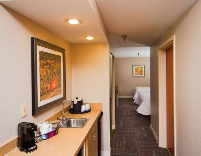 Bedroom 4, Hampton Inn & Suites Valdosta/Conference Center, Lowndes