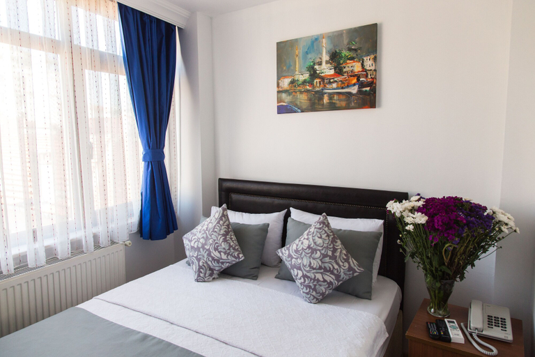 Bedroom 2, The House of Tulpan, Beyoğlu