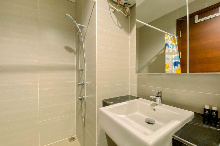 Bathroom 5, Cozy Studio Room at West Vista Apartment By Travelio, West Jakarta