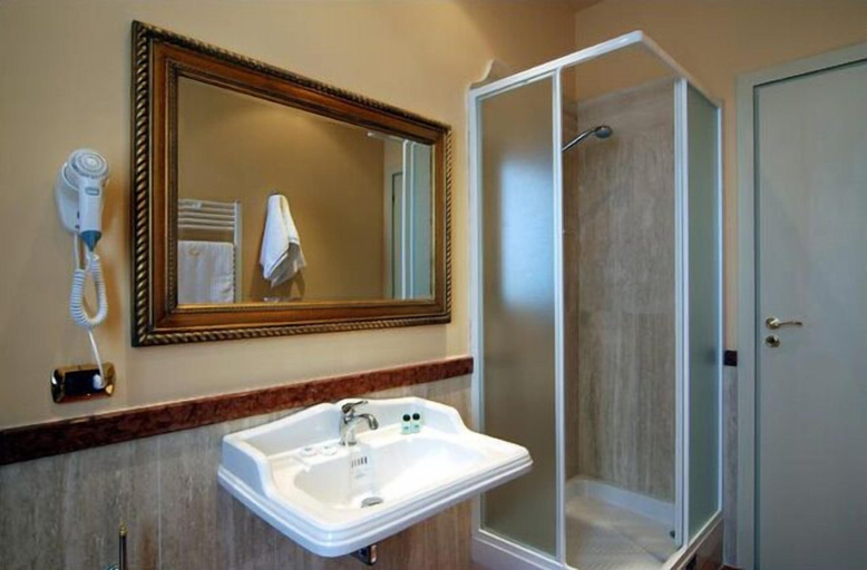 Bathroom 4, Hotel Il Quadrifoglio, Roma