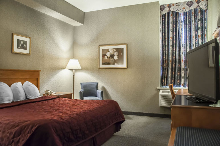 Bedroom 3, Comfort Inn Lundys Lane, Niagara