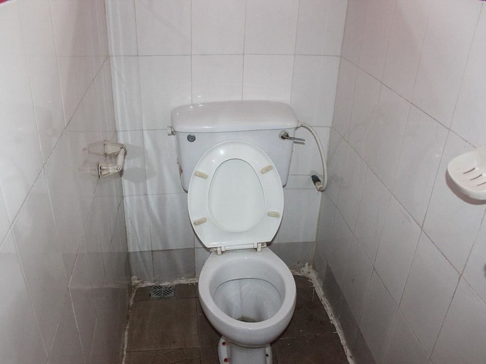 Bathroom 5, Banilux Guest House, Mainland