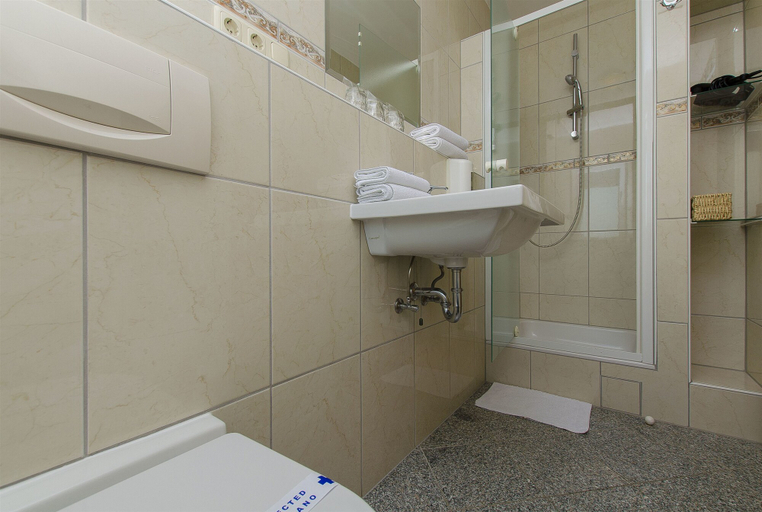 Bathroom 3, Apartment and Rooms Ana, Podstrana