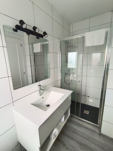Bathroom 5, Hotel Posada del Mar, Cantabria