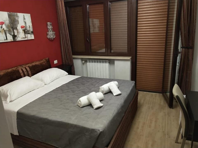 Bedroom 5, Inn miracles seven, Rome