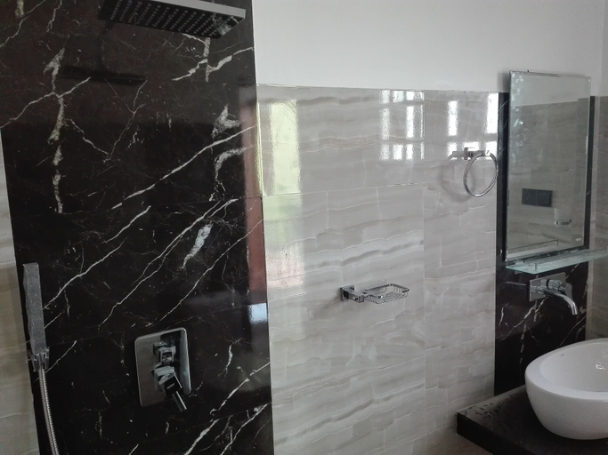 Bathroom 4, Hotel Golden Ray, Dambulla