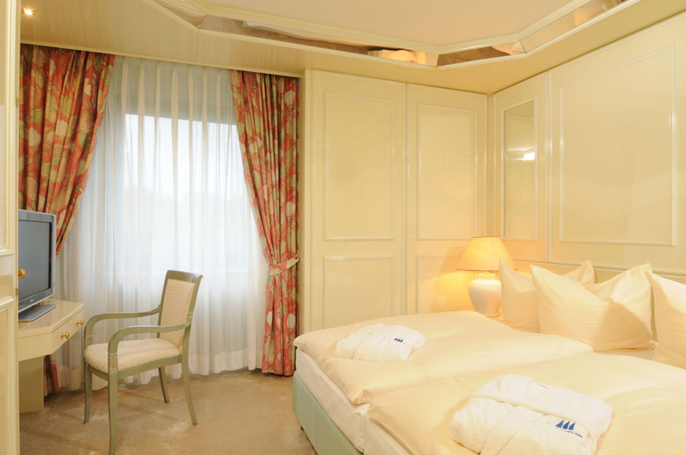 Bedroom 2, Maritim Hotel Bremen, Bremen
