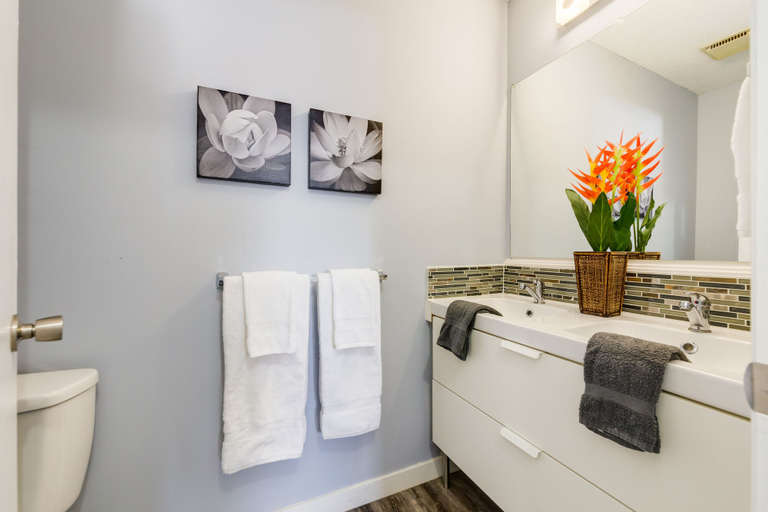 Bathroom 3, Superb 3BR mins to DT SAIT, Division No. 6