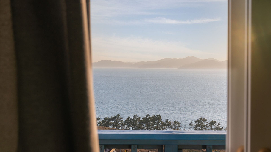 Others 4, Bluegrad Pension, Namhae