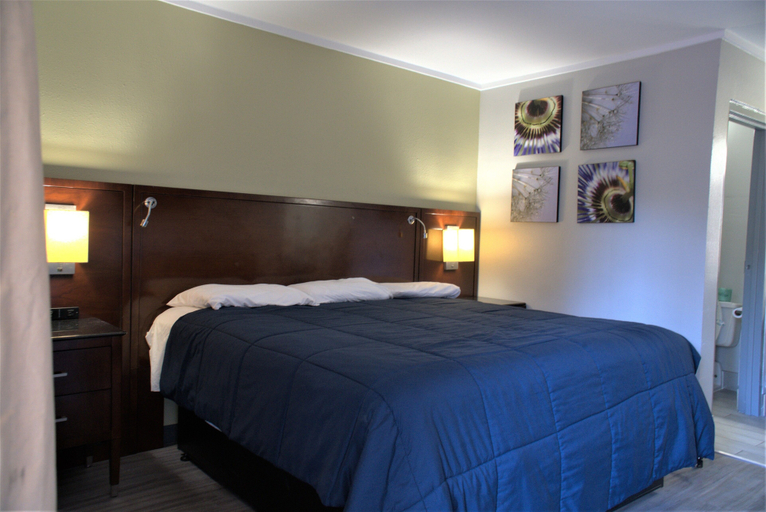 Bedroom 3, Eastern Shore Motel, Baldwin