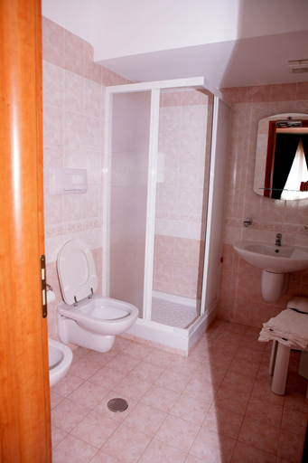 Bathroom 4, Hotel Castelmonardo, Vibo Valentia