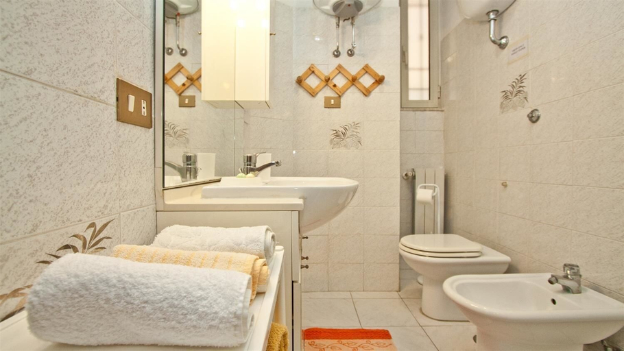 Bathroom 4, Rental In Rome Celestino Apartment, Roma