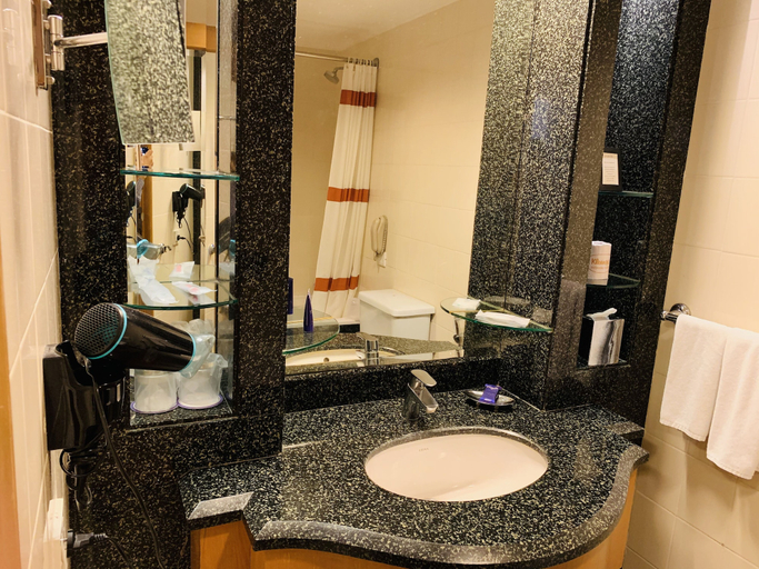 Bathroom 5, Vivanta Vadodara, Vadodara