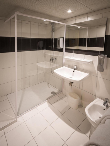 Bathroom 4, Hotel Saint Georges Lourdes Pyrenees, Hautes-Pyrénées