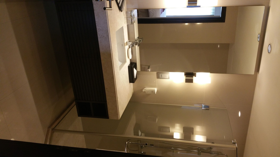 Bathroom 5, Somerset Greenways Chennai, Chennai