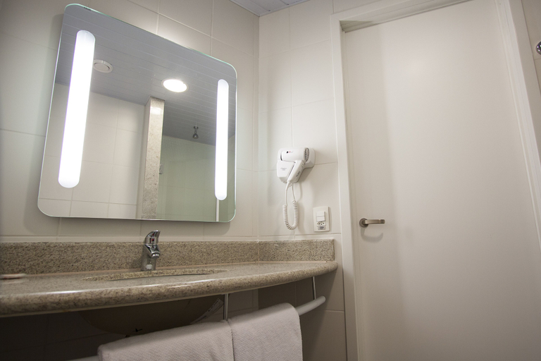 Bathroom 4, ibis Mogi das Cruzes Shopping, Mogi das Cruzes