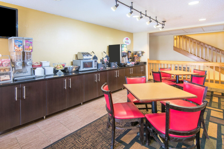 Food & Drinks 5, Super 8 by Wyndham Medina, Medina