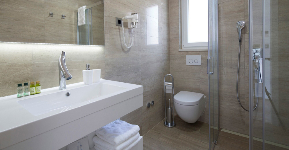 Bathroom 4, The Seasons Residence, Dugi Rat