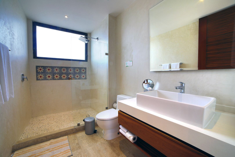 Bathroom 4, Central Park PHC, Cozumel