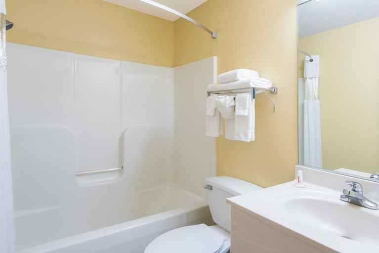 Bathroom 4, Super 8 by Wyndham Medina, Medina