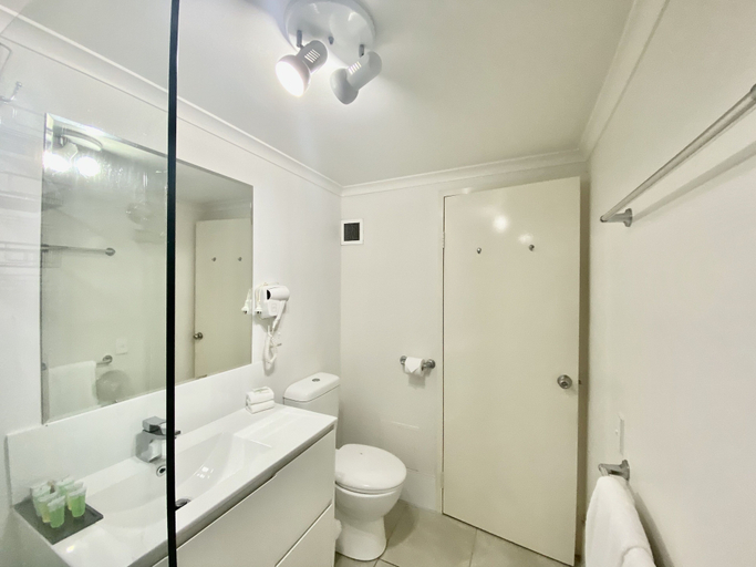 Bathroom 3, Cairns Beach Resort, Cairns