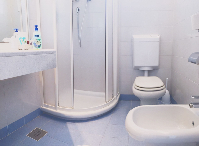 Bathroom 4, Hotel Oxford, Venezia