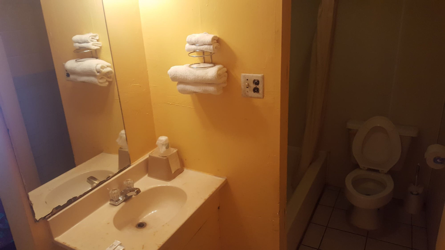 Bedroom 4, Guest Host Motel, Saint Louis