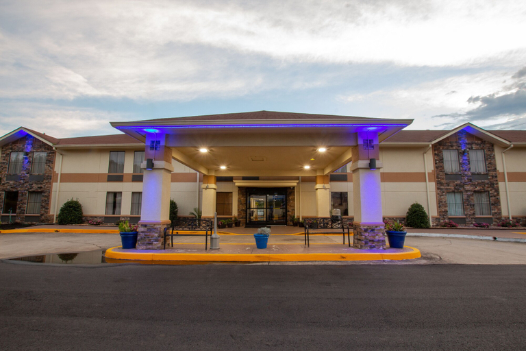 Exterior & Views 2, Days Inn & Suites by Wyndham Commerce, Banks
