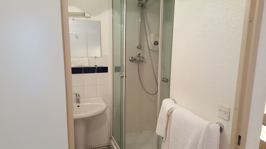 Bathroom 5, Résidence Hôtelière Poincaré, Oise