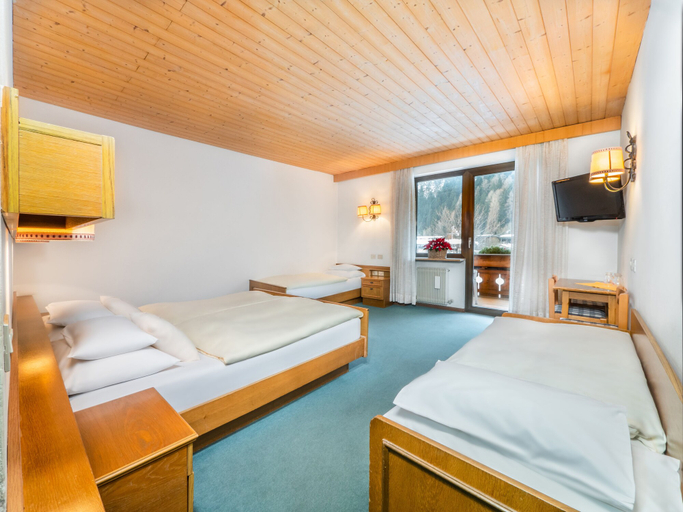Bedroom 3, Hotel Pontives, Bolzano