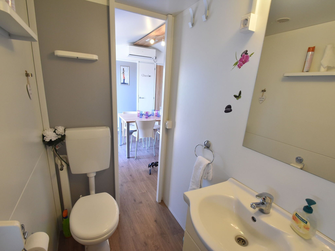Bathroom 3, Welcoming Holiday Home in Ugljane With Swimming Pool, Trilj