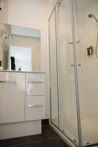 Bathroom 4, Tullah Lakeside Lodge, West Coast