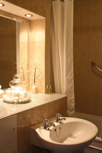 Bathroom 3, 17 Wilmington Square, East Sussex