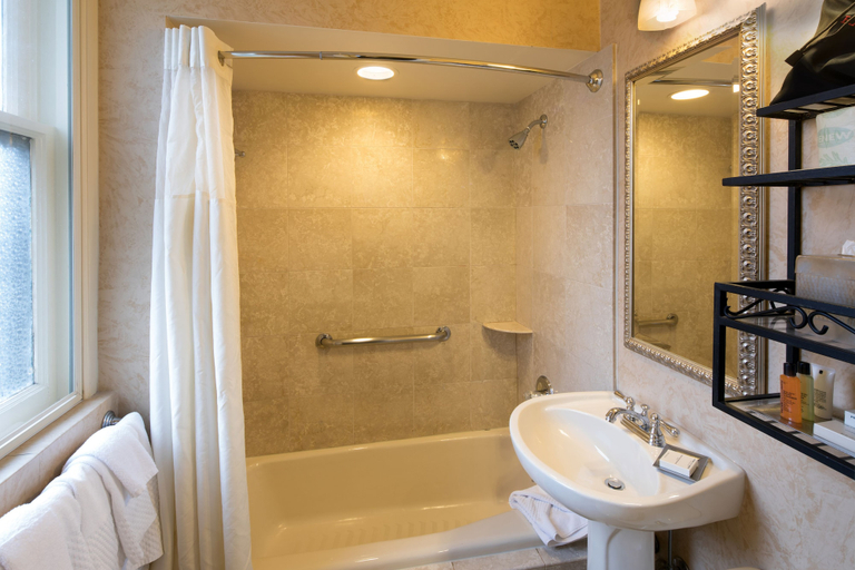 Bathroom 4, Seelbach Hilton Louisville Downtown, Jefferson